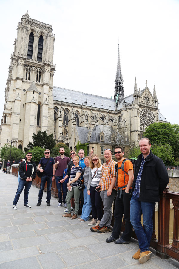 Ansatte foran katedral i Paris