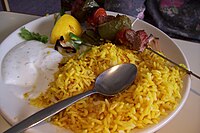 Kebab bebiri Afghanistan dengan nasi safron kuning