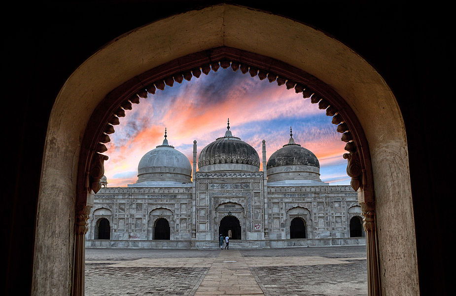 Abbasi Mosque-Derawar Fort, photo by Usamashahid433 with modifications by Saqib, taken with a Nikon D3200