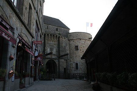 Pati del Boulevard amb el restaurant Mère Poulard a l'esquerra i la Porta del Rei al fons