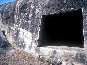 Entrada a la cueva de Visvakarma, en las cuevas de Barabar, siglo III a. C.