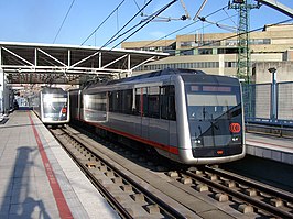 {Twee treinen op metrostation Bolueta