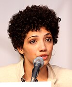 Jasika Nicole interprète Astrid Farnsworth.