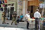 Israeliska soldater patrullerar på en palestinsk gata i Hebron på Västbanken. Den första intifadan bryter ut denna dag för 37 år sedan.