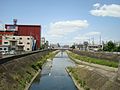 第二寝屋川と楠根川の合流点を楠根川最後の橋梁である新家北ノ橋より下流に向けて望む。右岸より90度に旋回してくるのが第二寝屋川。見える橋は沢之川橋。