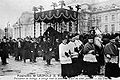 De rouwstoet van Leopold II, met op de achtergrond het Koninklijk Paleis in de steigers.