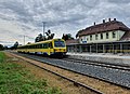 Ehemaliger ÖBB-Triebwagen 5147 004 als 2446 513 im Einsatz für die GySEV auf der Bahnstrecke Kőszeg–Szombathely.