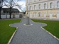 Le chemin menant aux jardins, passant devant le fronton.