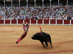 Banderillero posant les banderilles