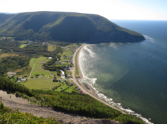 Village de Mont-Saint-Pierre avec les paysages côtiers typiques de la Haute-Gaspésie.