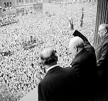 Winston Churchill celebrando com seu povo a vitória na Europa.