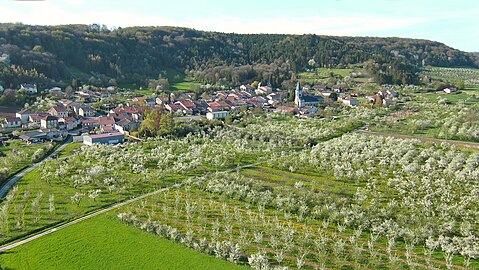 Le village sous ses côtes - La Chapelle des Bures y surplombe ici l'église