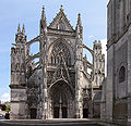 Arcs conopials flamígers a la façana de la catedral de Vendôme, França.