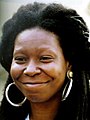 Whoopi Goldberg, première Afro-Américaine à remporter un Golden Globe pour le cinéma (meilleure actrice dans un film dramatique), pour son rôle dans La Couleur pourpre en 1985 et Oscar de la meilleure actrice dans un second rôle en 1990 et Golden Globe de la meilleure actrice dans un second rôle en 1991 pour son rôle dans Ghost.