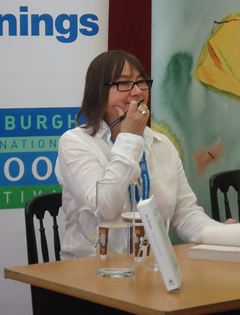 Ali Smith signerar böcker vid Edinburghs internationella bokfestival