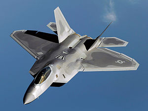 2009年， F-22猛禽飛越日本嘉手納空軍基地進行飛行訓練任務