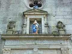 Talla de la Virgen de los Remedios situada en la fachada. La imagen fue añadida por Alonso Méndez Montoto con motivo de la reforma de 1584.