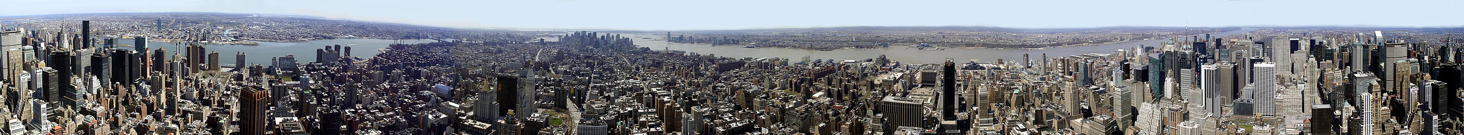 De skyline van New York vanuit het Empire State Building, waarbij het Chrysler Building zowel uiterst links als rechts te zien is.