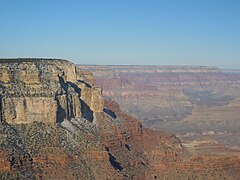 South Rim des Grand Canyons mit Rotschichten der Supai Group, Hermit Shale, Coconino Sandstone, Toroweap-Formation und Kaibab Limestone im Hangenden