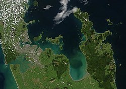 Image satellite du golfe de Hauraki (au centre) avec le Firth of Thames (en bas).