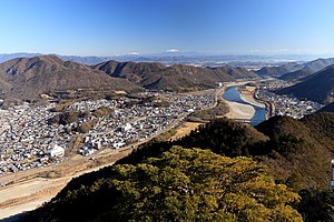 北東側の眺望 長良川と鵜飼い大橋周辺、百々ヶ峰の右奥の遠景に飛騨山脈の乗鞍岳、御嶽山と木曽山脈