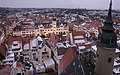 Barevná fotografie s pohledem shora na náměstí Obermarkt, střechy domů a věží na kruhovém půdoryse