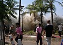 Tsunamin slår till mot kustområden runt Indiska oceanen, här mot Ao Nang i Thailand, denna dag för 20 år sedan.