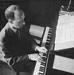 Witold Lutosławski grający na pianinie (1953)