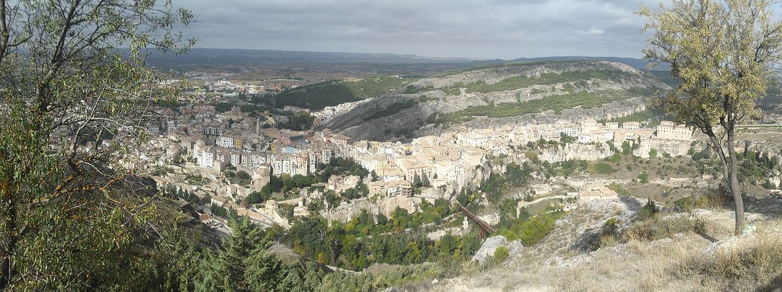 Vido de la antikva urbo kaj la ravino de la rivero de Huécar kaj Júcar ekde la monteto Socorro