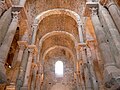 Arcs faixons a la nau central de l'església de Sant Pere de Rodes, consagrada l'any 1022.