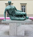 Travertinsockel für Henry Moore, Die Liegende (1961) auf dem Vorplatz der Neuen Staatsgalerie Stuttgart