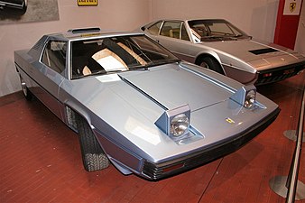 1976 Ferrari Rainbow ліворуч та Ferrari GT4 праворуч