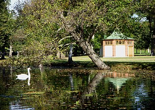 Svanholmen med svanhuset.