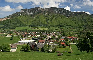 Blick vom Hang des Rammelspitzes auf den Ortskern. Dahinter befindet sich der Gaisberg