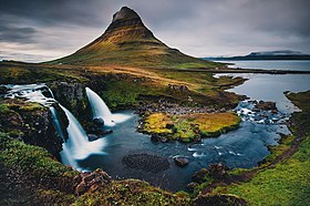 Vista do monte Kirkjufell e suas cascatas