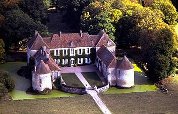 Cour et fossés.