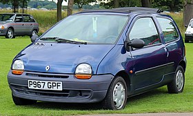 Three-door car with a one-box bodystyle with door mirrors and steel wheels with hubcaps