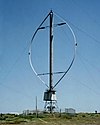 左:ダリウス型風力発電機 右:ジャイロミル型発電機（北海道稚内市）