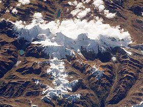 Vue satellite de la cordillère. Il est possible de distinguer les nevados Rondoy, Jirishanca, Yerupajá Chico, Yerupajá et Siula Grande ; les lacs de Juhuacocha et Carhuacocha.