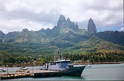 O porto de Hakahau e o monte Oave