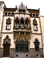 Arcs mixtilinis amb la part superior en forma d'arc de cortina al cos central de la façana de la Casa Coll i Regàs, de Mataró, obra de Josep Puig i Cadafalch, de l'any 1898.