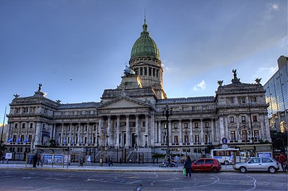 Yasamadan sorumlu olan Arjantin parlamentosuna ev sahipliği yapan Ulusal Kongre Sarayı Senato ve Temsilciler Meclisi'nin buluşma yeridir.[28]