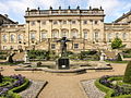 „Orfeusz z leopardem” przed fasadą Harewood House