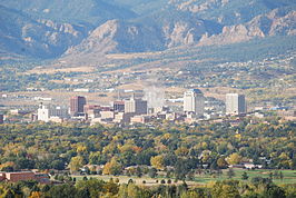 Colorado Springs met de Front Range op de achtergrond.