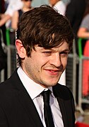 Iwan Rheon interprète Simon Bellamy.