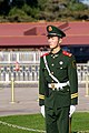 Bewaffneter Volkspolizist steht Wache auf dem Tian’anmen-Platz