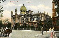 Blick entlang der Allee nach Norden, um 1900. In der Bildmitte, rechts von der Synagoge, die Villa Gfrörer.