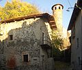 Tour ronde et « cellule » du ricetto de Pavone Canavese du XIVe siècle.