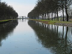 Ancienne section du Canal du Centre et, à l'horizon, l'ascenseur no 4 de Thieu.