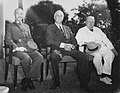 Ĉiang Kai-ŝek de Ĉinio, Roosevelt, kaj Winston Churchill de Britio ĉe la Kairo Konferenco en 1943.